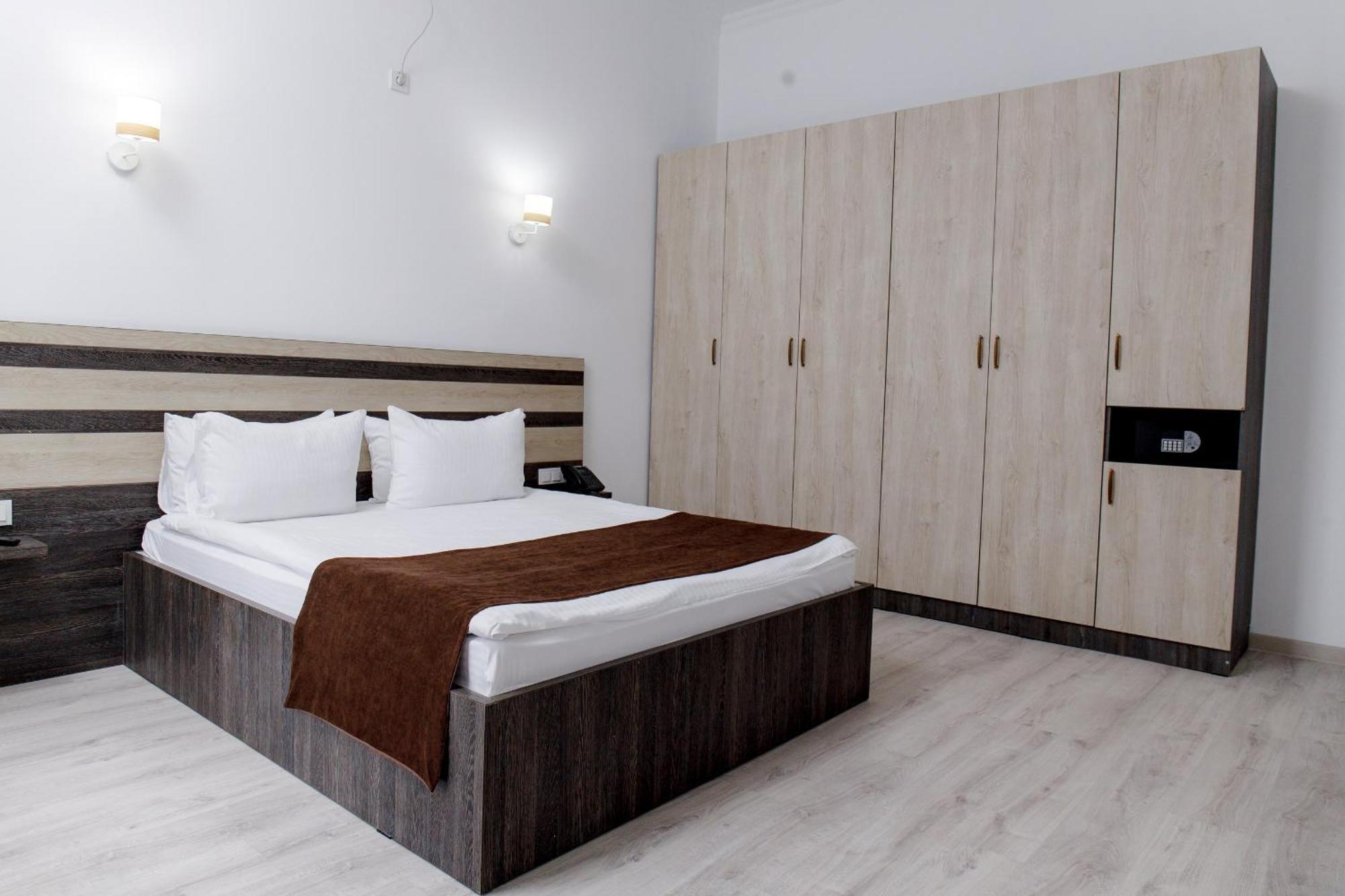 Infinity Plaza Hotel Atyraū Екстериор снимка