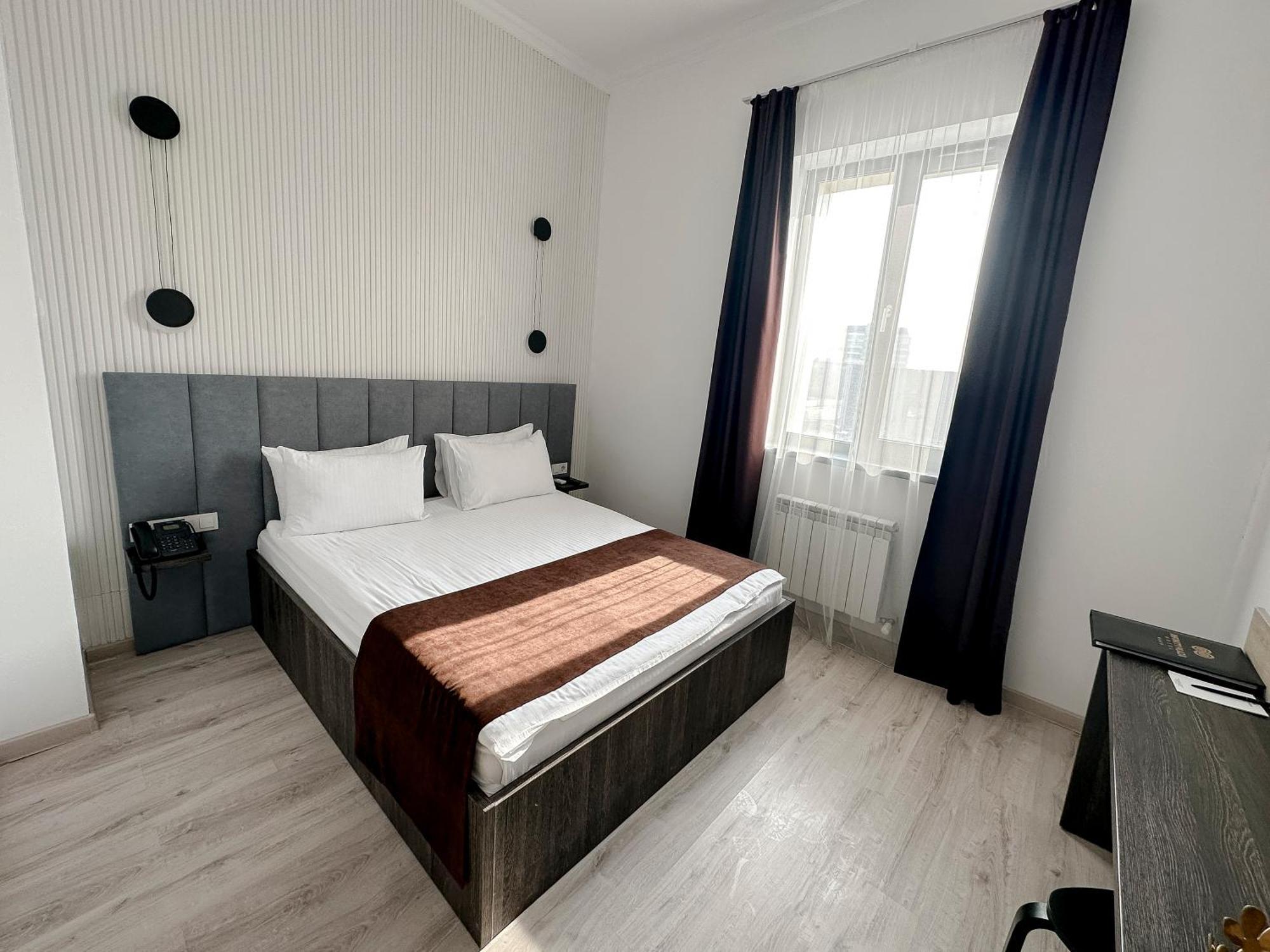Infinity Plaza Hotel Atyraū Екстериор снимка