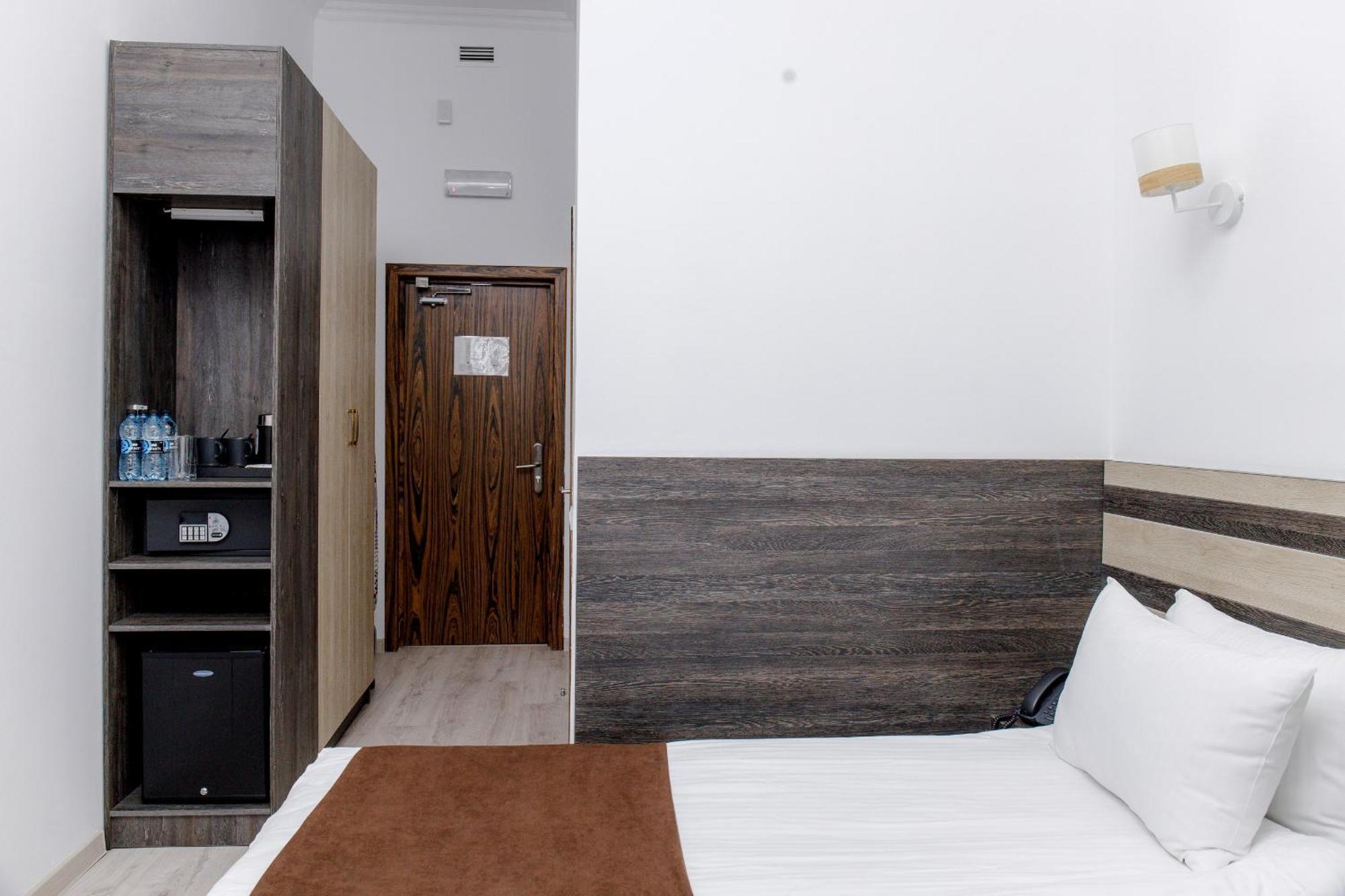 Infinity Plaza Hotel Atyraū Екстериор снимка